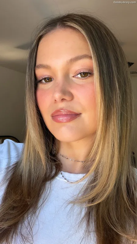 Olivia Holt photo 17 of 717