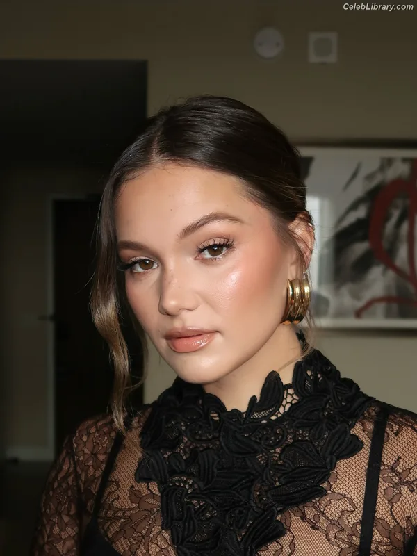 Olivia Holt photo 3 of 717