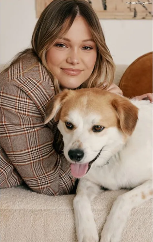 Olivia Holt photo 8 of 717