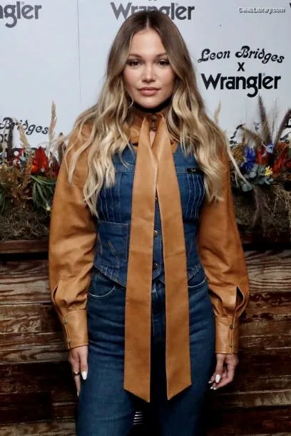 Olivia Holt photo 9 of 717
