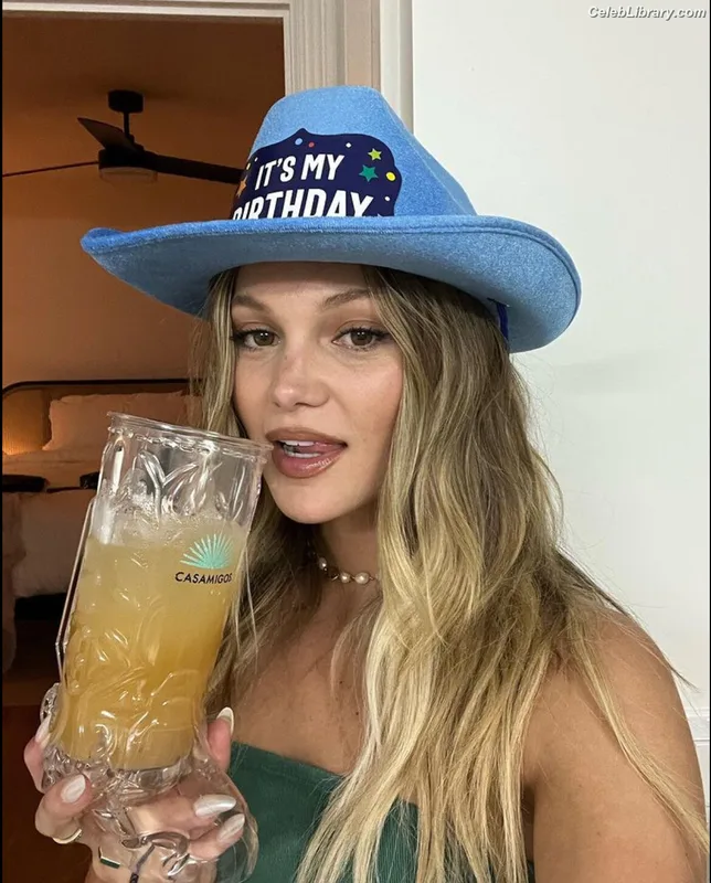 Olivia Holt photo 18 of 717