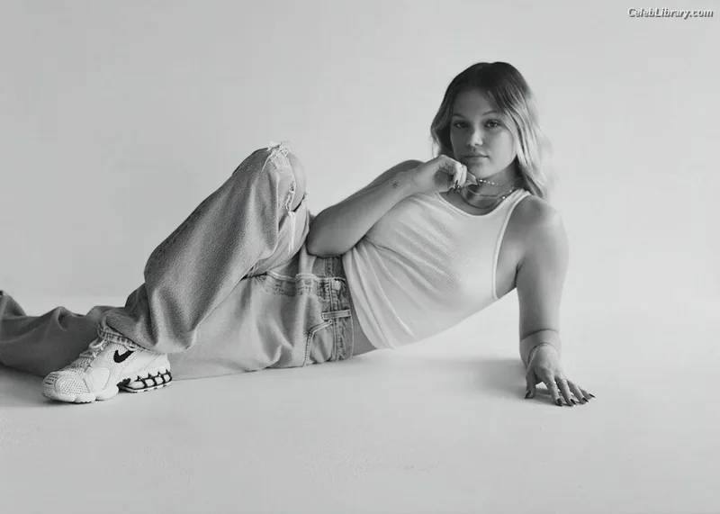 Olivia Holt photo 21 of 717