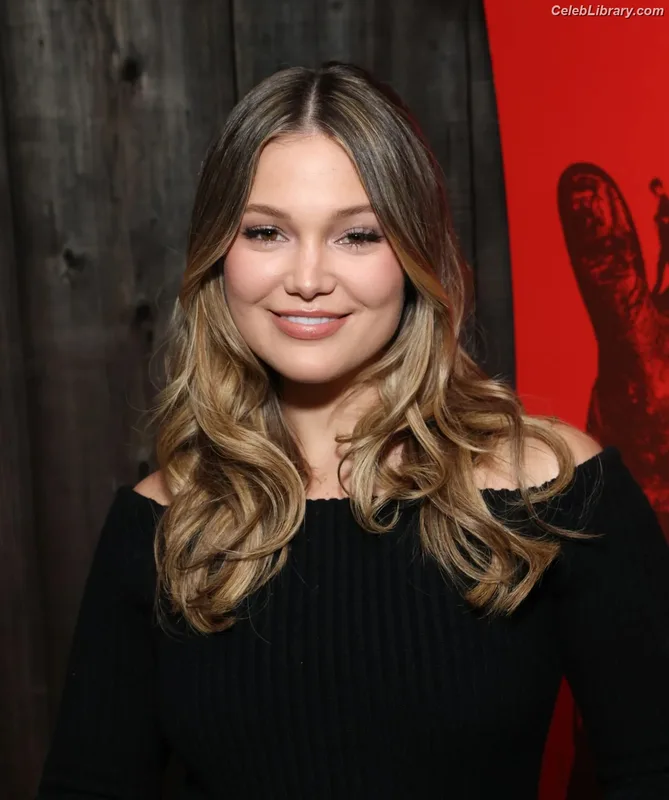 Olivia Holt photo 1 of 717