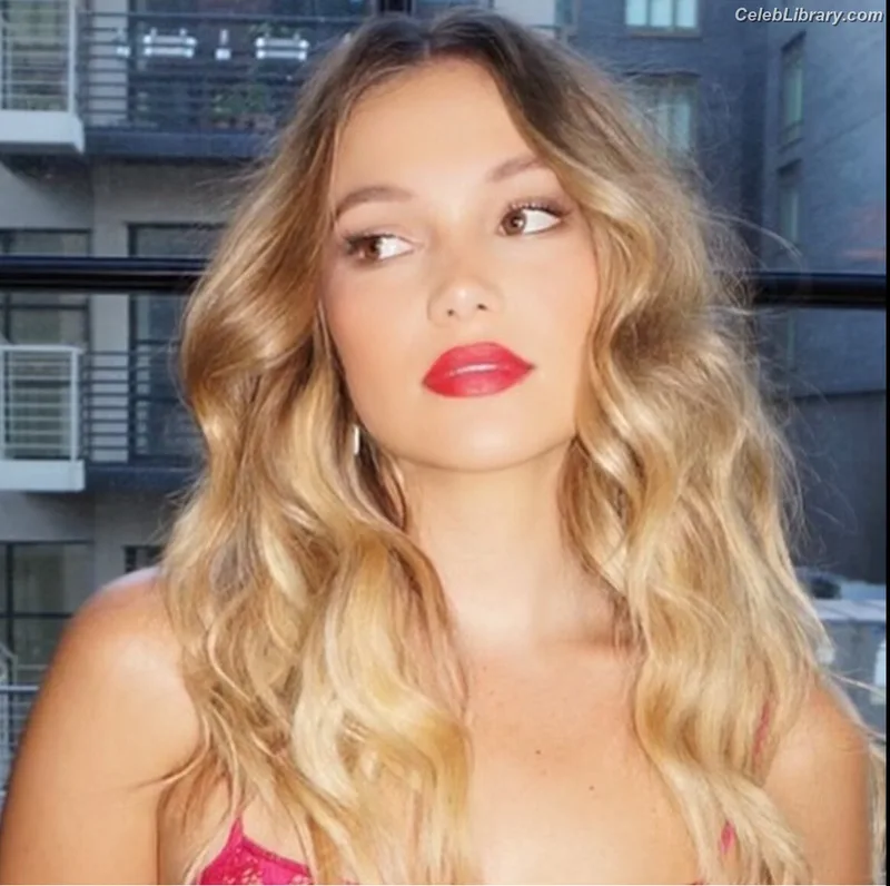 Olivia Holt photo 6 of 717