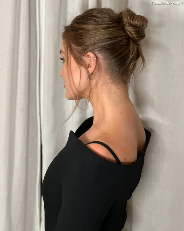 Olivia Holt photo 24 of 717