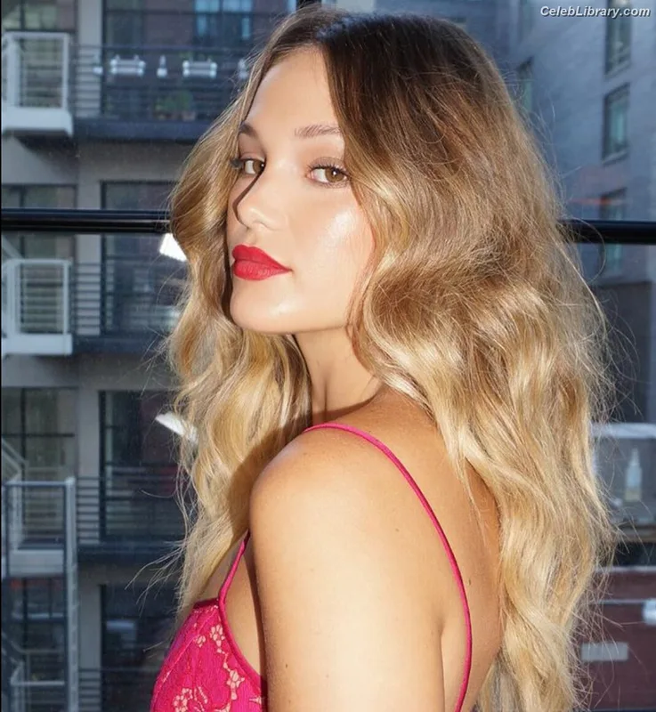Olivia Holt photo 15 of 717