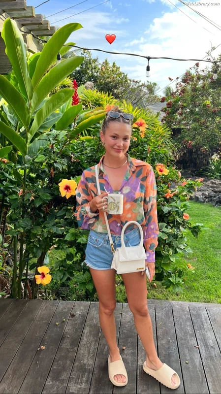 Olivia Holt photo 23 of 717