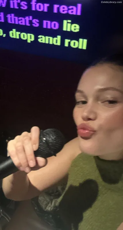 Olivia Holt photo 3 of 717