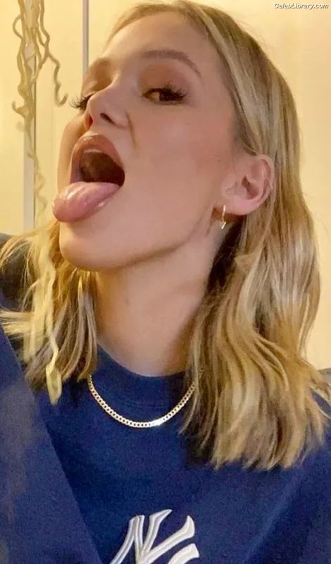 Olivia Holt photo 5 of 717