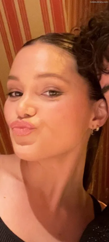 Olivia Holt photo 20 of 717