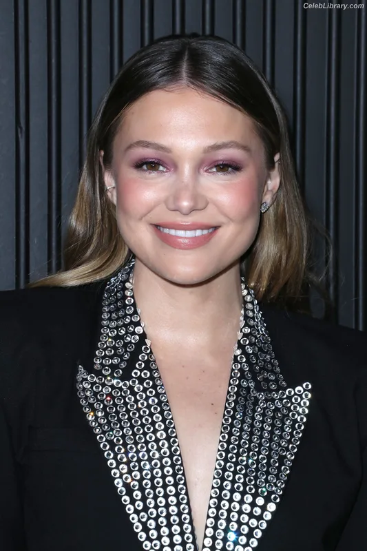 Olivia Holt photo 7 of 717