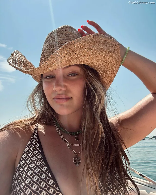 Olivia Holt photo 13 of 717