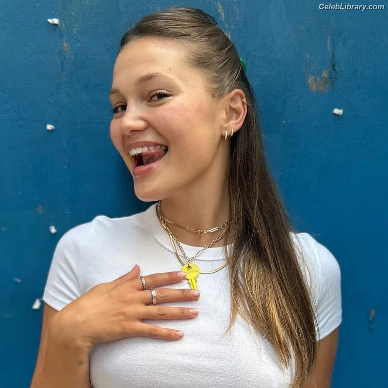 Olivia Holt photo 16 of 717