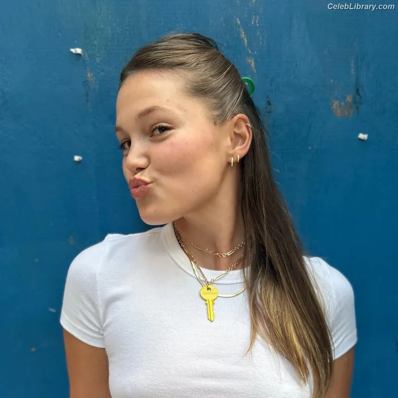 Olivia Holt photo 22 of 717