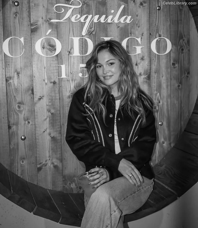 Olivia Holt photo 1 of 717