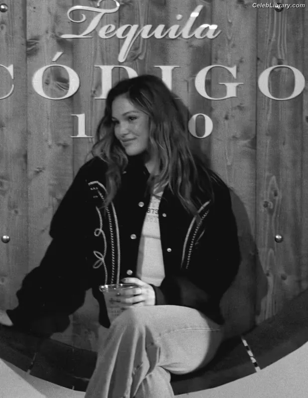 Olivia Holt photo 2 of 717
