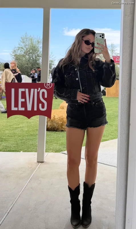 Olivia Holt photo 3 of 717