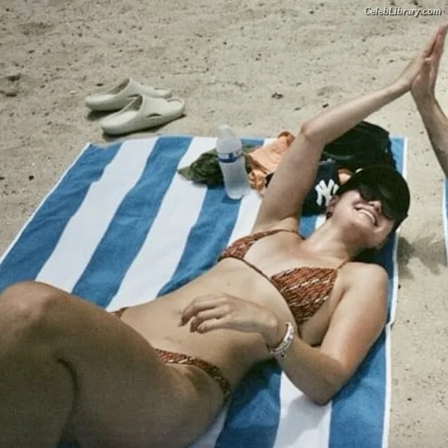 Olivia Holt photo 7 of 717