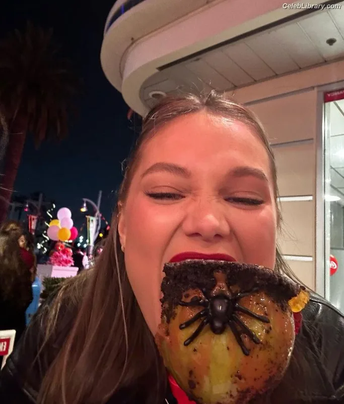 Olivia Holt photo 12 of 717