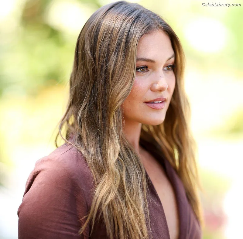 Olivia Holt photo 17 of 717