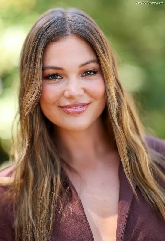Olivia Holt photo 20 of 717
