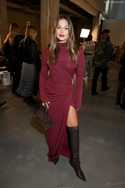 Olivia Holt photo 3 of 717