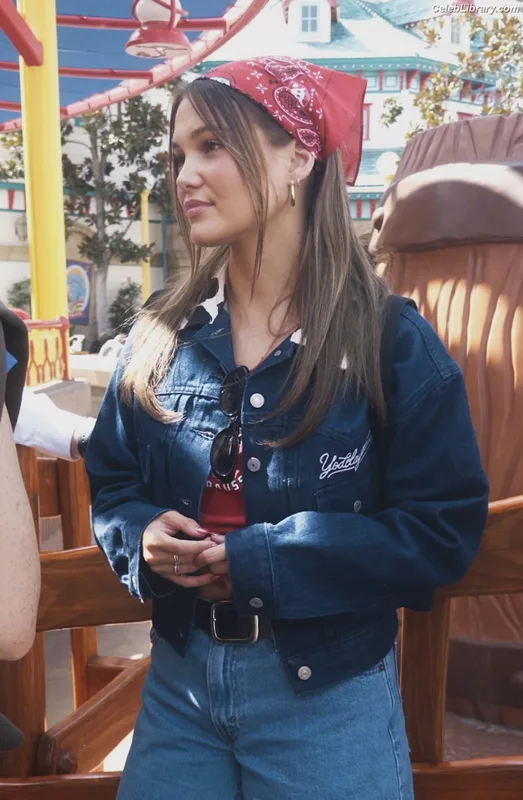Olivia Holt photo 9 of 717