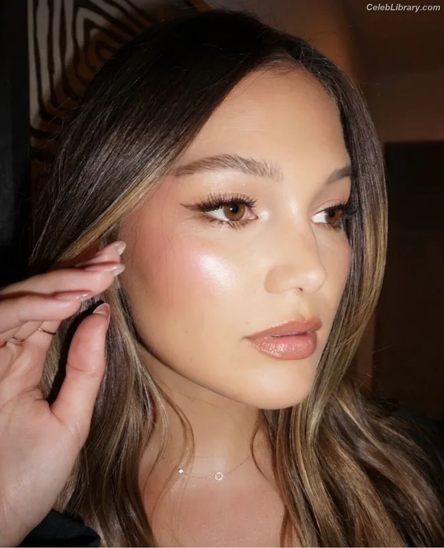 Olivia Holt photo 23 of 717