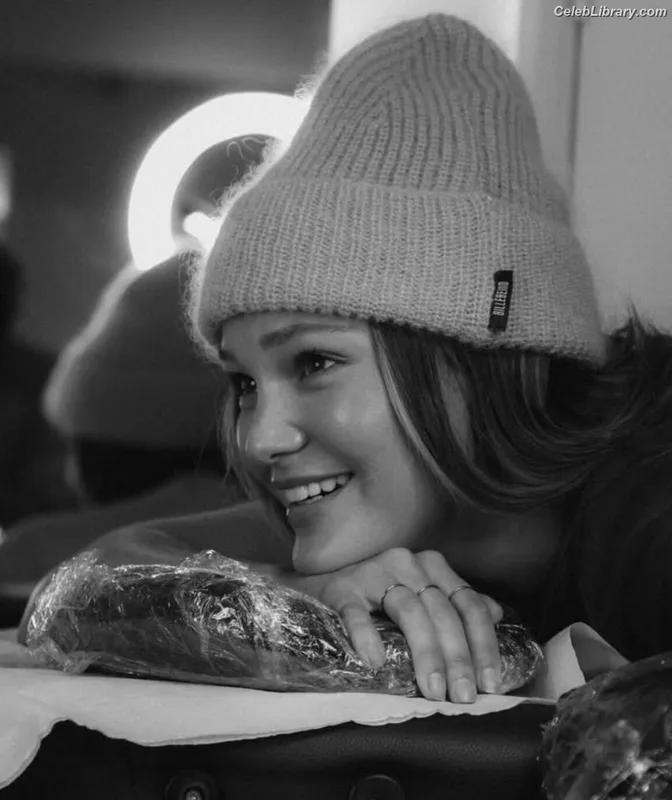 Olivia Holt photo 9 of 717