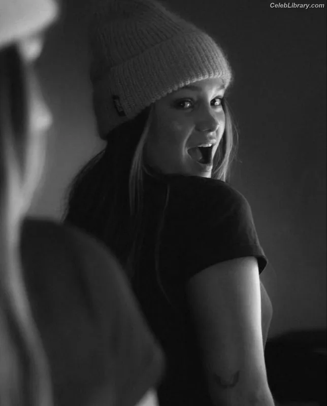 Olivia Holt photo 10 of 717