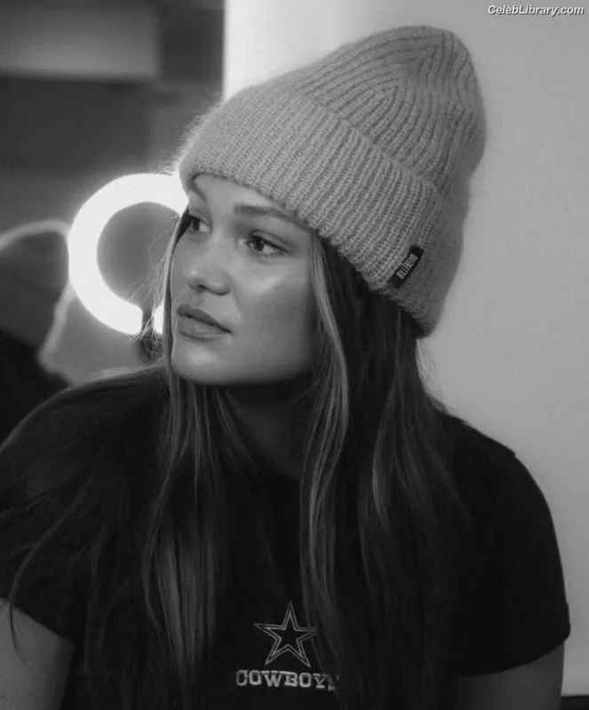 Olivia Holt photo 12 of 717