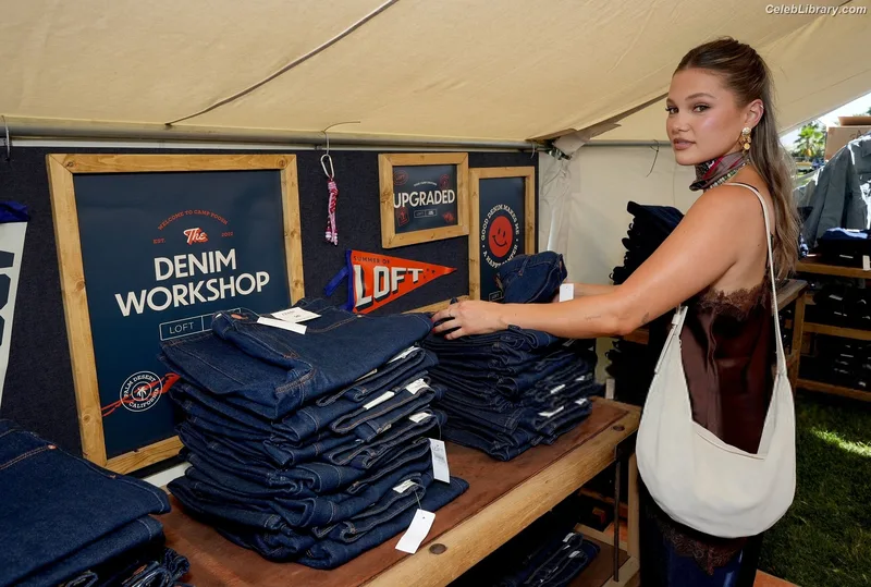 Olivia Holt photo 3 of 717