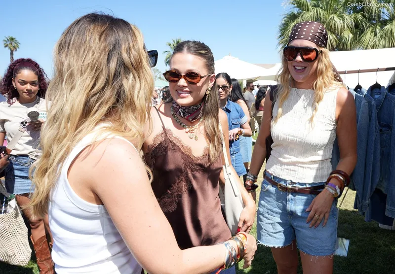 Olivia Holt photo 5 of 717