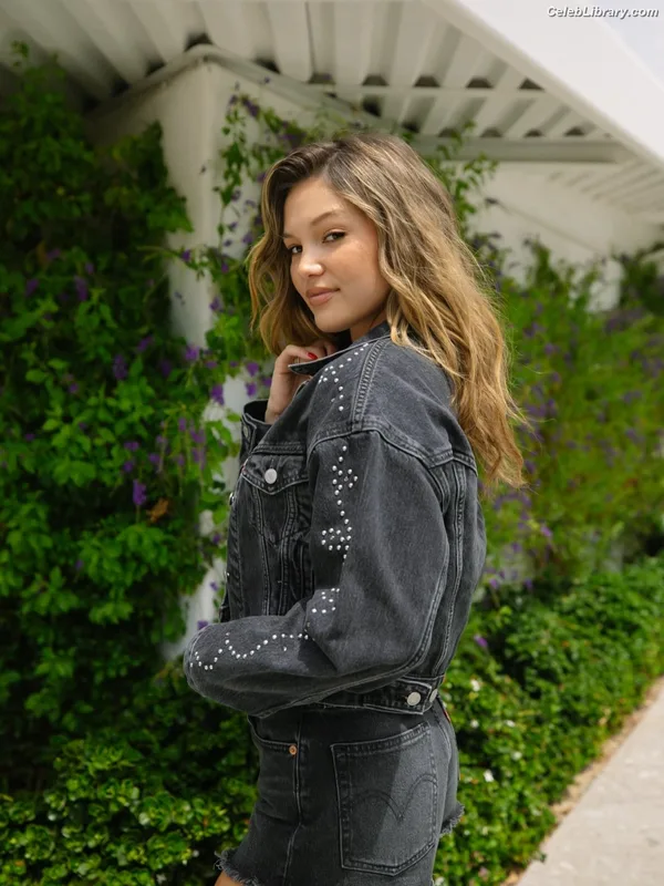 Olivia Holt photo 6 of 717