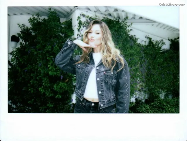 Olivia Holt photo 7 of 717