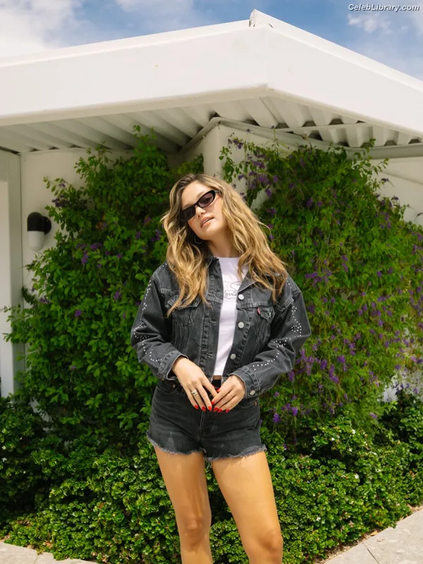 Olivia Holt photo 8 of 717