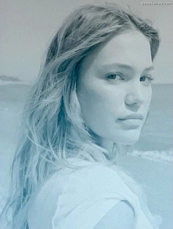 Olivia Holt photo 9 of 717