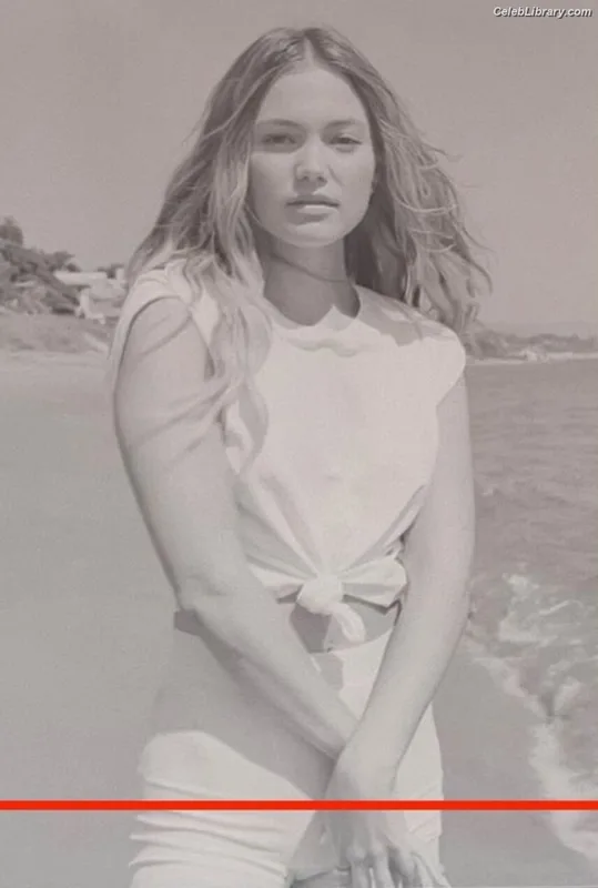 Olivia Holt photo 11 of 717