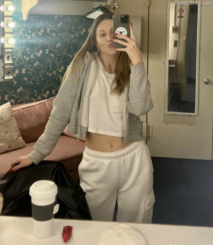 Olivia Holt photo 12 of 717