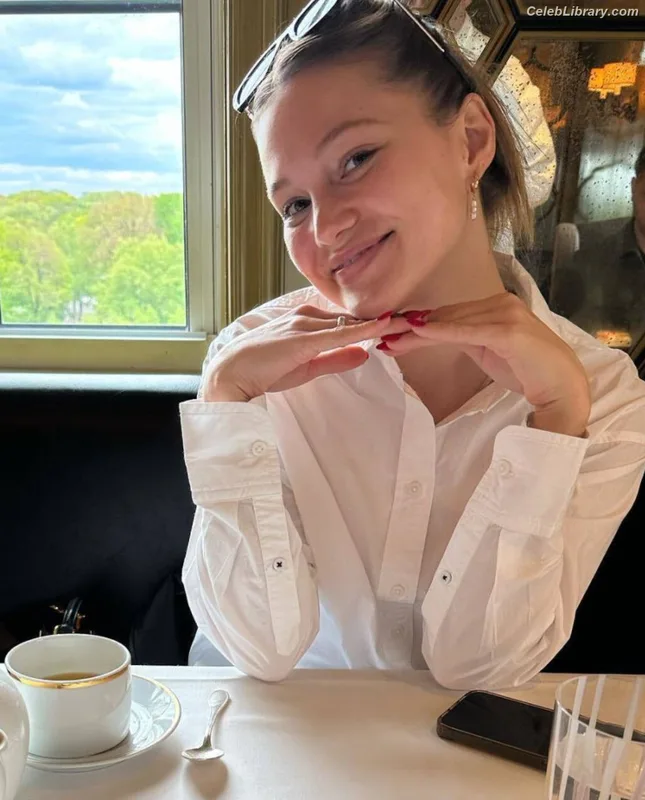 Olivia Holt photo 14 of 717