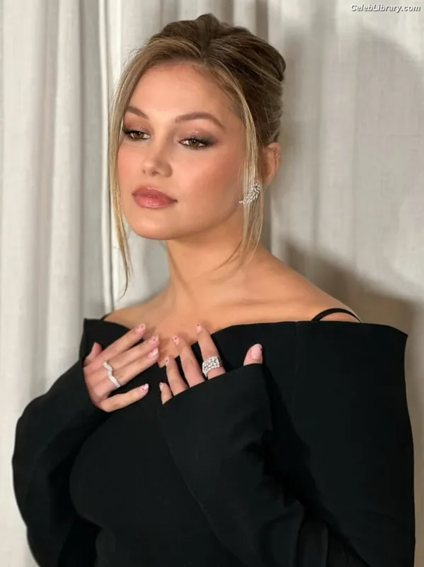 Olivia Holt photo 18 of 717