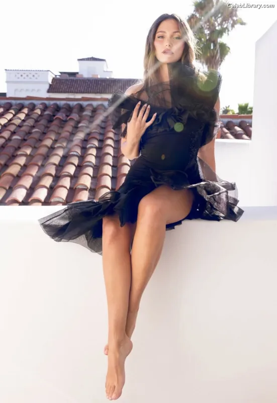 Olivia Holt photo 7 of 717