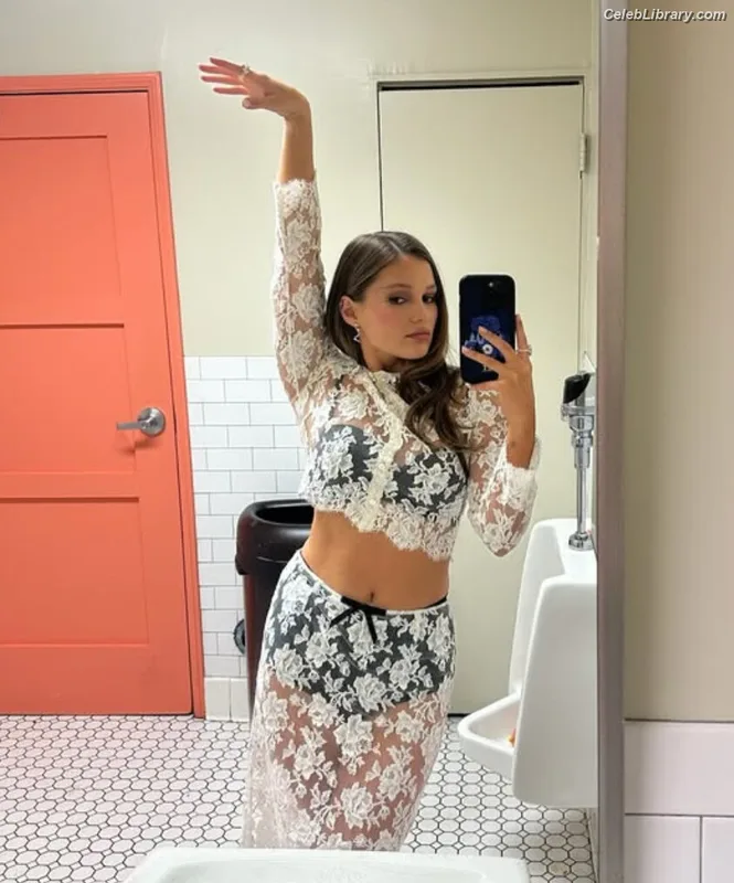 Olivia Holt photo 17 of 717