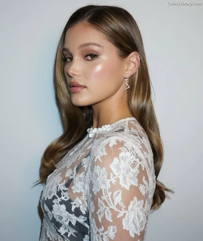 Olivia Holt photo 18 of 717