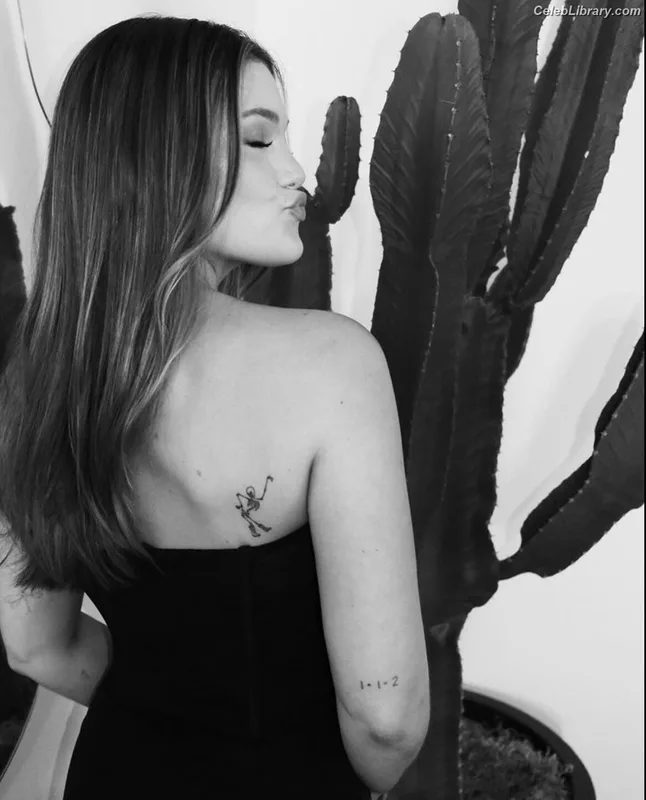 Olivia Holt photo 12 of 717