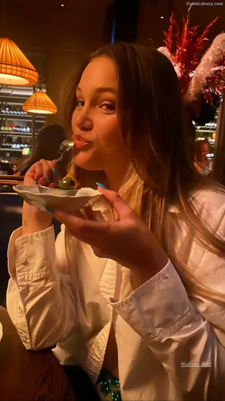 Olivia Holt photo 23 of 717