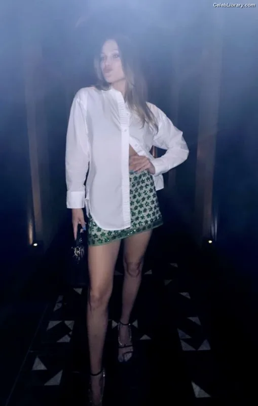 Olivia Holt photo 2 of 717