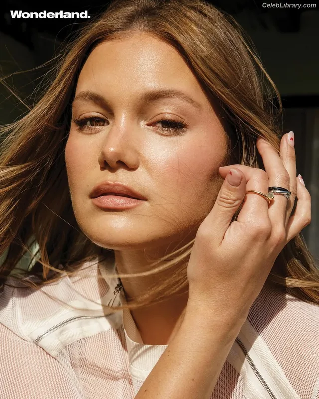 Olivia Holt photo 4 of 717