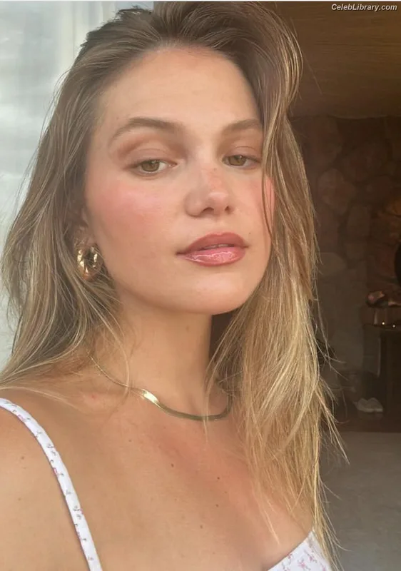 Olivia Holt photo 12 of 717