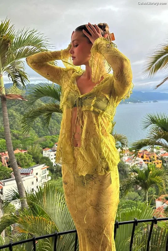 Olivia Holt photo 16 of 717